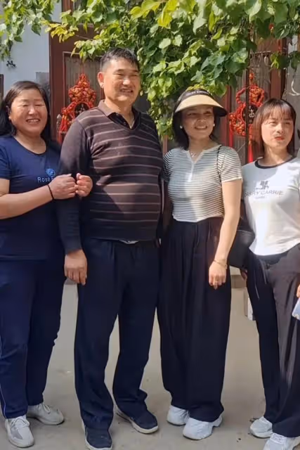 大衣哥被邀請參加畫展遭人諷刺不懂藝術,在家畫一幅畫被拍出百萬