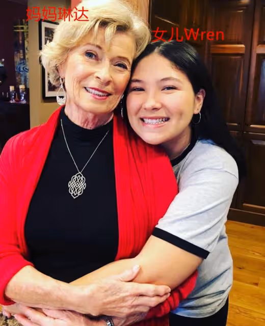 李小龍遺孀罕露面，祖孫三代過母親節太開心，與三婚老公生活幸福