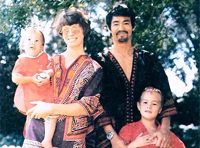 李小龍遺孀罕露面，祖孫三代過母親節太開心，與三婚老公生活幸福