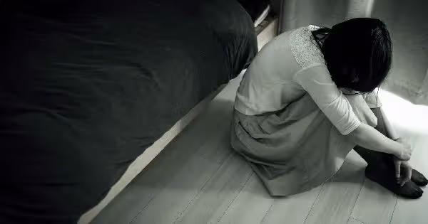 見同事鬧婚變!人妻開玩笑「臭臉試探」老公嚇傻全招:只是玩玩而已