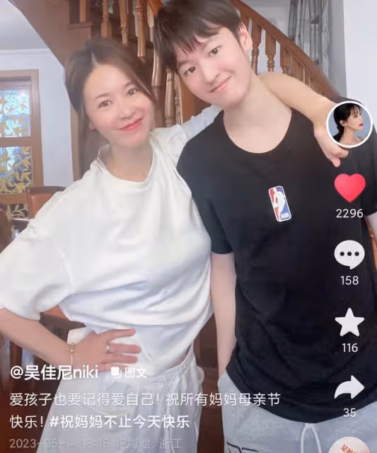 馬景濤2個兒子長大了!哥哥身材高大帥氣像爸,弟弟似演員媽媽