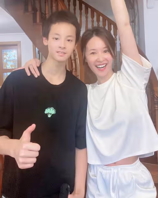 馬景濤2個兒子長大了!哥哥身材高大帥氣像爸,弟弟似演員媽媽