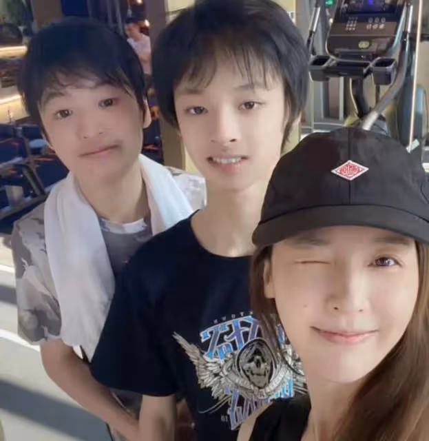 馬景濤2個兒子長大了!哥哥身材高大帥氣像爸,弟弟似演員媽媽