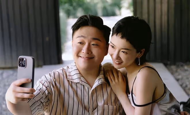 郝劭文大婚!8歲繼女戴頭紗搶鏡,李立群時隔10個月回內地心情好