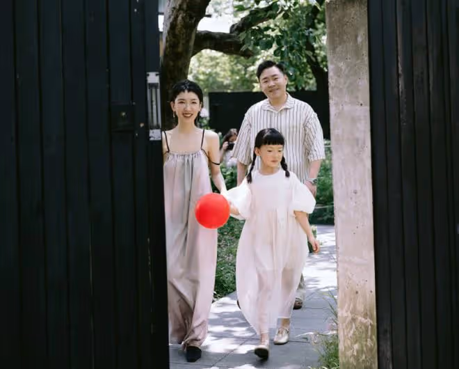郝劭文大婚!8歲繼女戴頭紗搶鏡,李立群時隔10個月回內地心情好