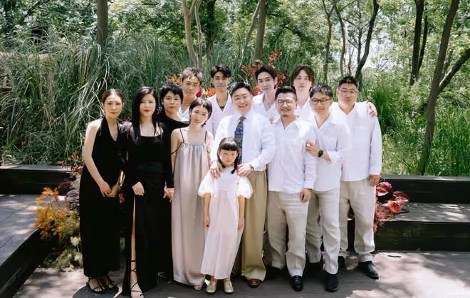 郝劭文大婚!8歲繼女戴頭紗搶鏡,李立群時隔10個月回內地心情好