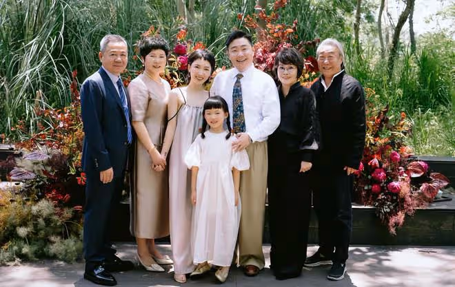 郝劭文大婚!8歲繼女戴頭紗搶鏡,李立群時隔10個月回內地心情好