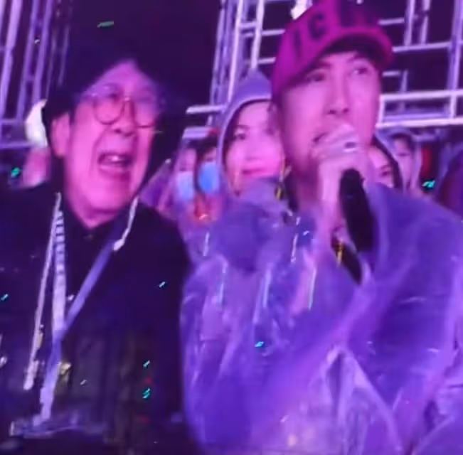 周杰倫開演唱會，91歲戲骨冒雨支持，甄子丹帶大6歲岳母到場欣賞