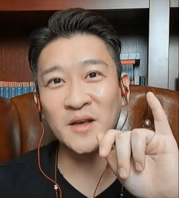 曹雲金強烈釋放善意，展示郭德綱簽名扇！網友：就等郭德綱表態了