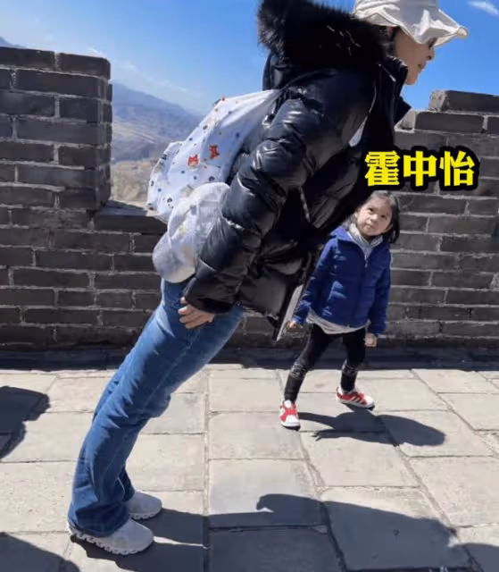 霍啟剛為郭晶晶過母親節,一家五口小女兒顏值出眾,家中裝修被嘲