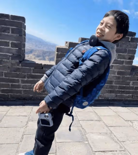 霍啟剛為郭晶晶過母親節,一家五口小女兒顏值出眾,家中裝修被嘲