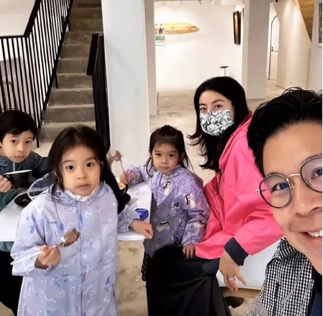 霍啟剛為郭晶晶過母親節,一家五口小女兒顏值出眾,家中裝修被嘲