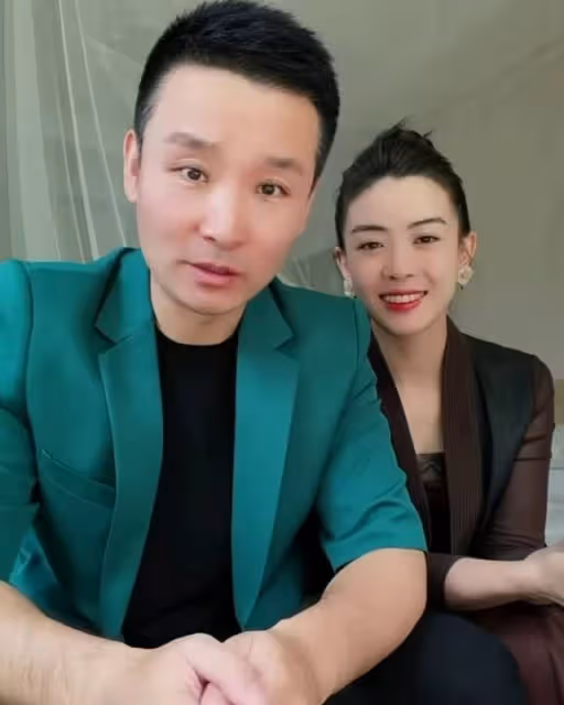 劉和剛夫婦慶結婚14周年,小10歲戰揚膚白貌美,一臉溫柔望向夫君