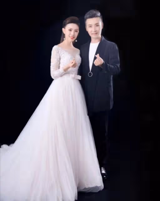 劉和剛夫婦慶結婚14周年,小10歲戰揚膚白貌美,一臉溫柔望向夫君
