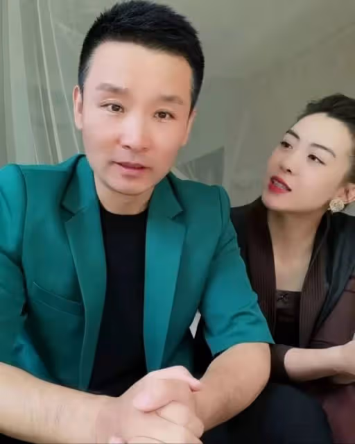 劉和剛夫婦慶結婚14周年,小10歲戰揚膚白貌美,一臉溫柔望向夫君