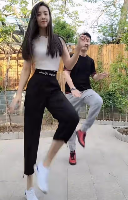 劉和剛夫婦慶結婚14周年,小10歲戰揚膚白貌美,一臉溫柔望向夫君