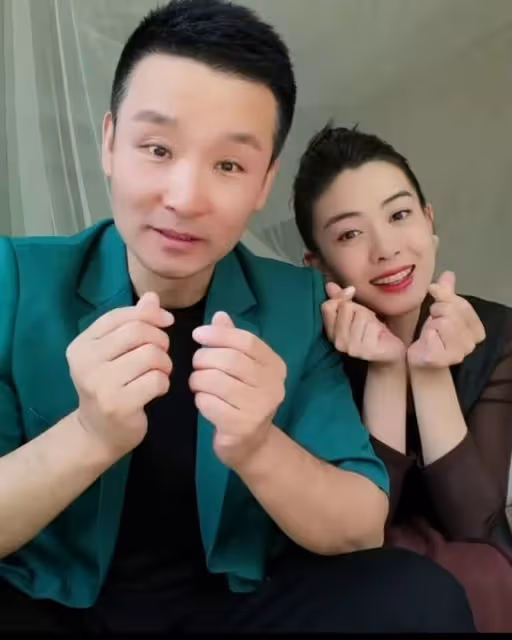 劉和剛夫婦慶結婚14周年,小10歲戰揚膚白貌美,一臉溫柔望向夫君