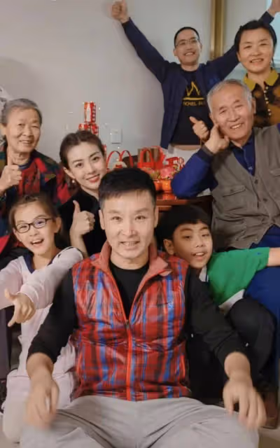 劉和剛夫婦慶結婚14周年,小10歲戰揚膚白貌美,一臉溫柔望向夫君