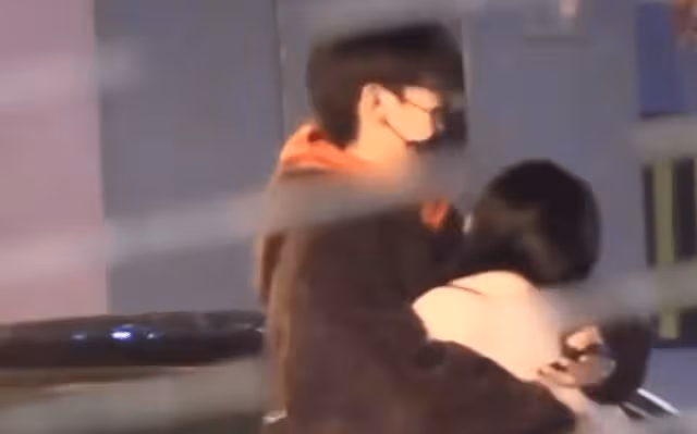 劉怡潼戀情曝光!街邊深擁女友不撒手,評論區卻離不開劉奕君