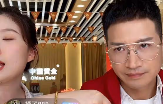 46歲何晟銘公開戀情?與女網紅曬合照,被網友質疑是人造美女