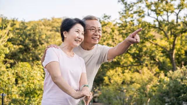 61歲阿姨說：和再婚老伴同居後才明白，男人老了還要找老伴的原因