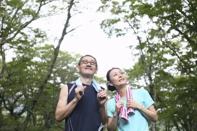 我懷揣50萬去幫兒子交房款，聽到兒媳打電話後，我拿錢從側門回家