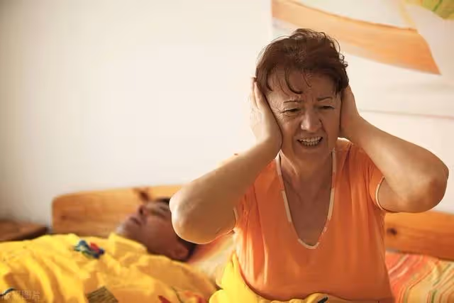 我懷揣50萬去幫兒子交房款，聽到兒媳打電話後，我拿錢從側門回家