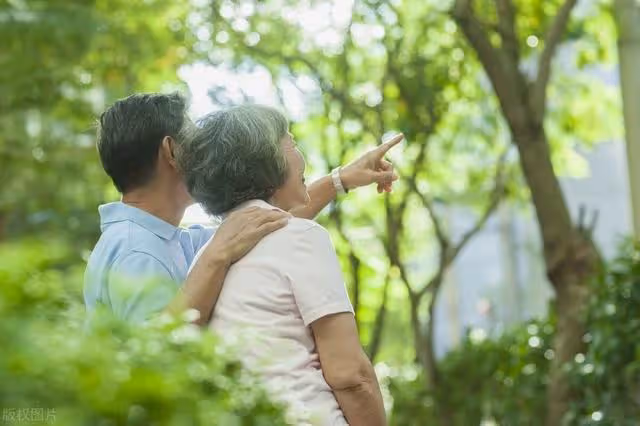 再婚5天就分手了,大媽:他身上有味,大爺怒斥:她純屬沒事找事