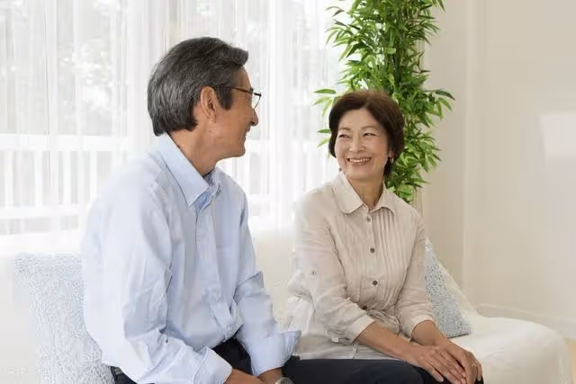 再婚5天就分手了,大媽:他身上有味,大爺怒斥:她純屬沒事找事