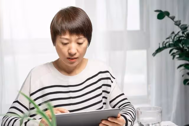 我爸來養老,丈夫對他照顧有加,起初我很感動,明白後送走了我爸