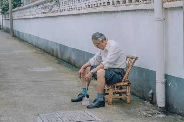 我爸來養老,丈夫對他照顧有加,起初我很感動,明白後送走了我爸