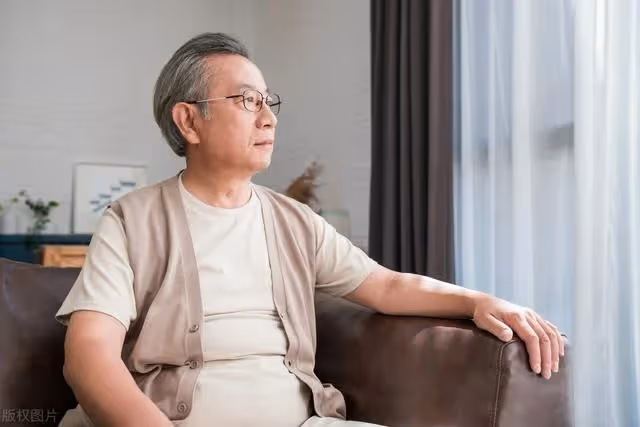 我爸來養老,丈夫對他照顧有加,起初我很感動,明白後送走了我爸