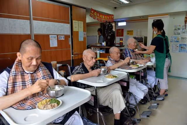 「我老了不靠你,自己攢錢去養老院」,先別說狠話,想去可不容易
