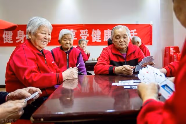 「我老了不靠你,自己攢錢去養老院」,先別說狠話,想去可不容易