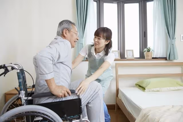 「我老了不靠你,自己攢錢去養老院」,先別說狠話,想去可不容易