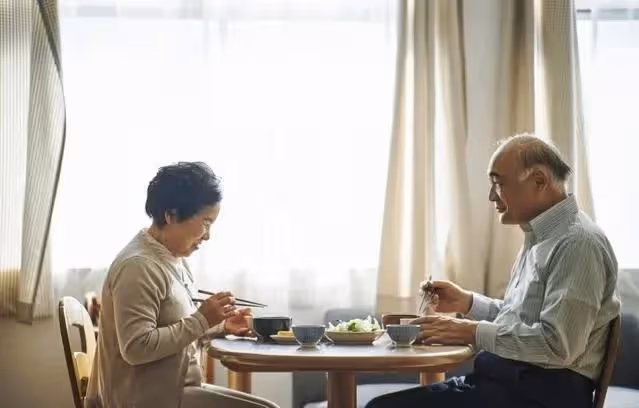 搭夥老伴要求AA制,卻讓我伺候癱瘓的婆婆,阿姨:門都沒有