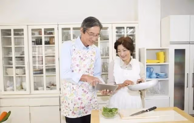搭夥老伴要求AA制,卻讓我伺候癱瘓的婆婆,阿姨:門都沒有