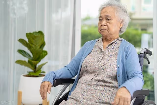 老人去女兒家養老,每月給4000生活費,女婿:不准來,找你兒子去