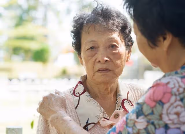 老人去女兒家養老,每月給4000生活費,女婿:不准來,找你兒子去