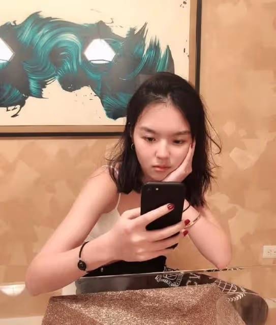 李詠女兒法圖麥罕見出鏡,奢侈品戴一身頗豪氣!和哈文同框顯氣質