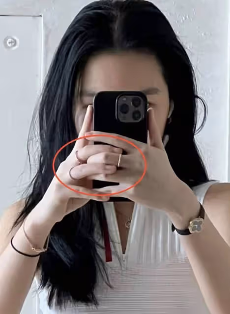 李詠女兒法圖麥罕見出鏡,奢侈品戴一身頗豪氣!和哈文同框顯氣質