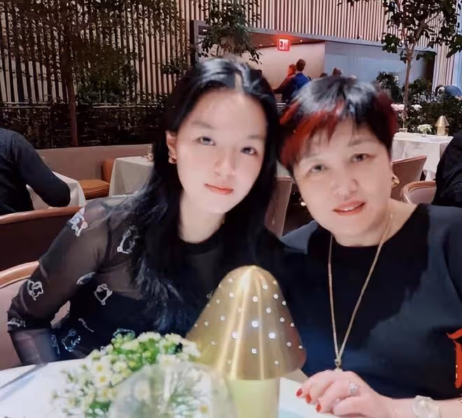 李詠女兒法圖麥罕見出鏡,奢侈品戴一身頗豪氣!和哈文同框顯氣質
