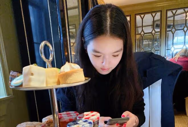 李詠女兒法圖麥罕見出鏡,奢侈品戴一身頗豪氣!和哈文同框顯氣質