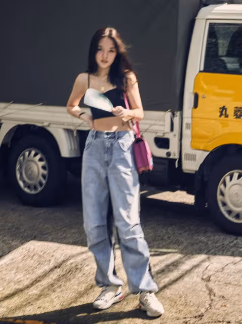 李詠女兒法圖麥罕見出鏡,奢侈品戴一身頗豪氣!和哈文同框顯氣質