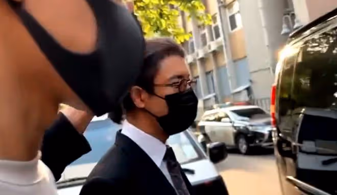 王力宏李靚蕾首次出庭對決!男方皺眉頭滄桑大變樣,交鋒原因曝光