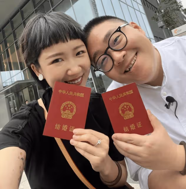 郝劭文大婚釋小龍當伴郎,新娘像穿睡衣,公公摟著兒媳讓人接受不了
