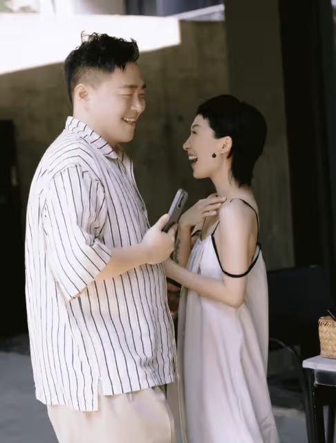 郝劭文大婚釋小龍當伴郎,新娘像穿睡衣,公公摟著兒媳讓人接受不了