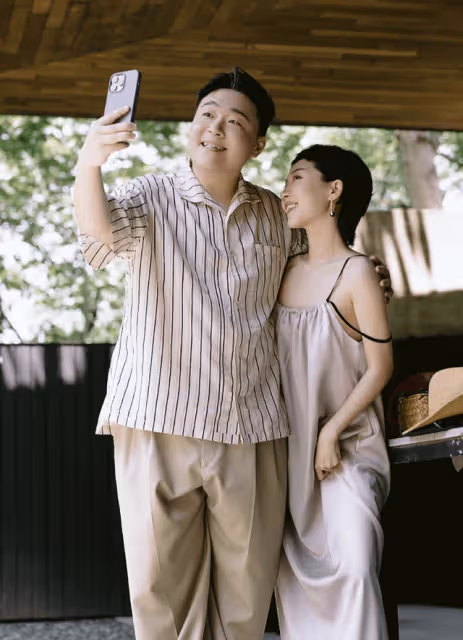 郝劭文大婚釋小龍當伴郎,新娘像穿睡衣,公公摟著兒媳讓人接受不了