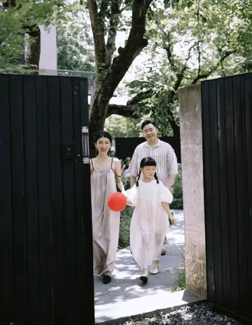 郝劭文大婚釋小龍當伴郎,新娘像穿睡衣,公公摟著兒媳讓人接受不了