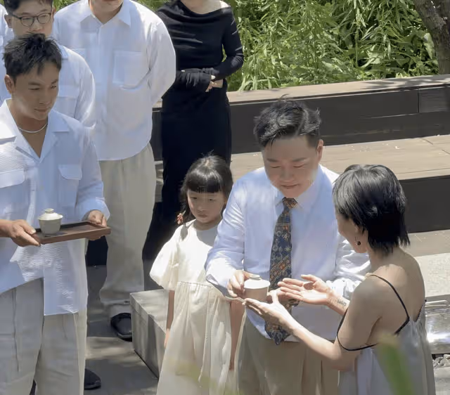 郝劭文大婚釋小龍當伴郎,新娘像穿睡衣,公公摟著兒媳讓人接受不了